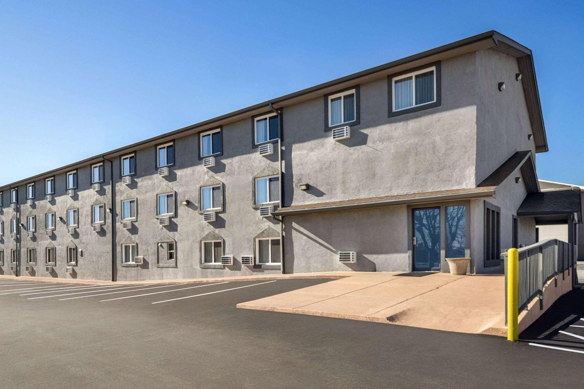 Super 8 By Wyndham Columbus Edinburgh Motel Exterior photo